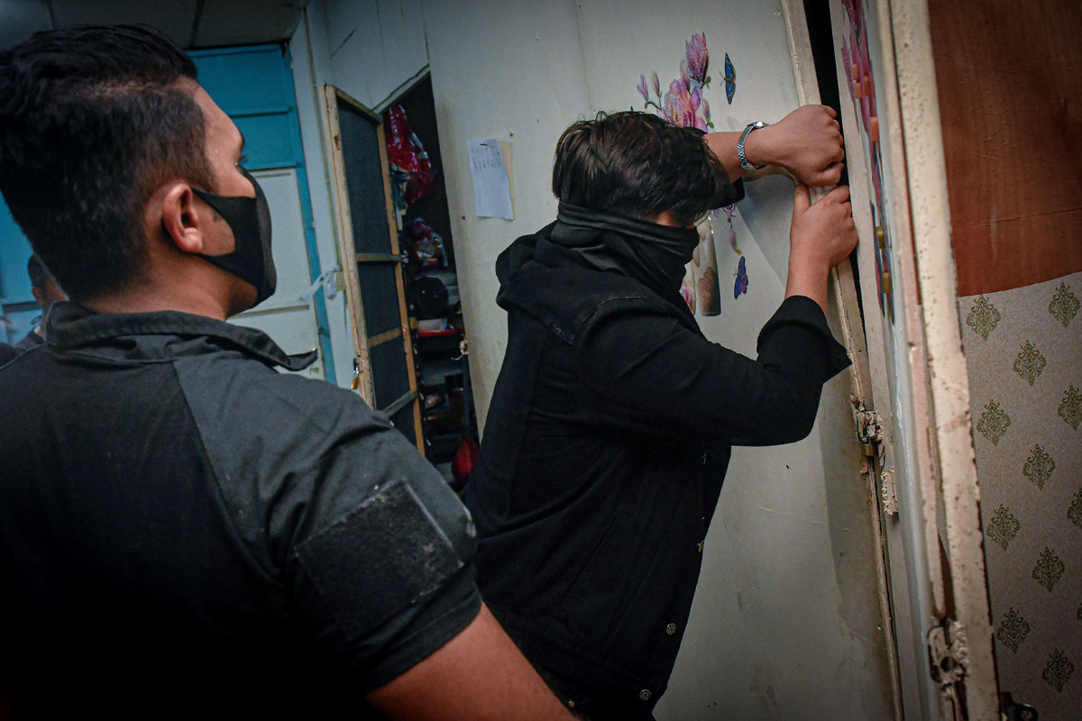 执法人员将外劳隐秘的藏身处撬开。