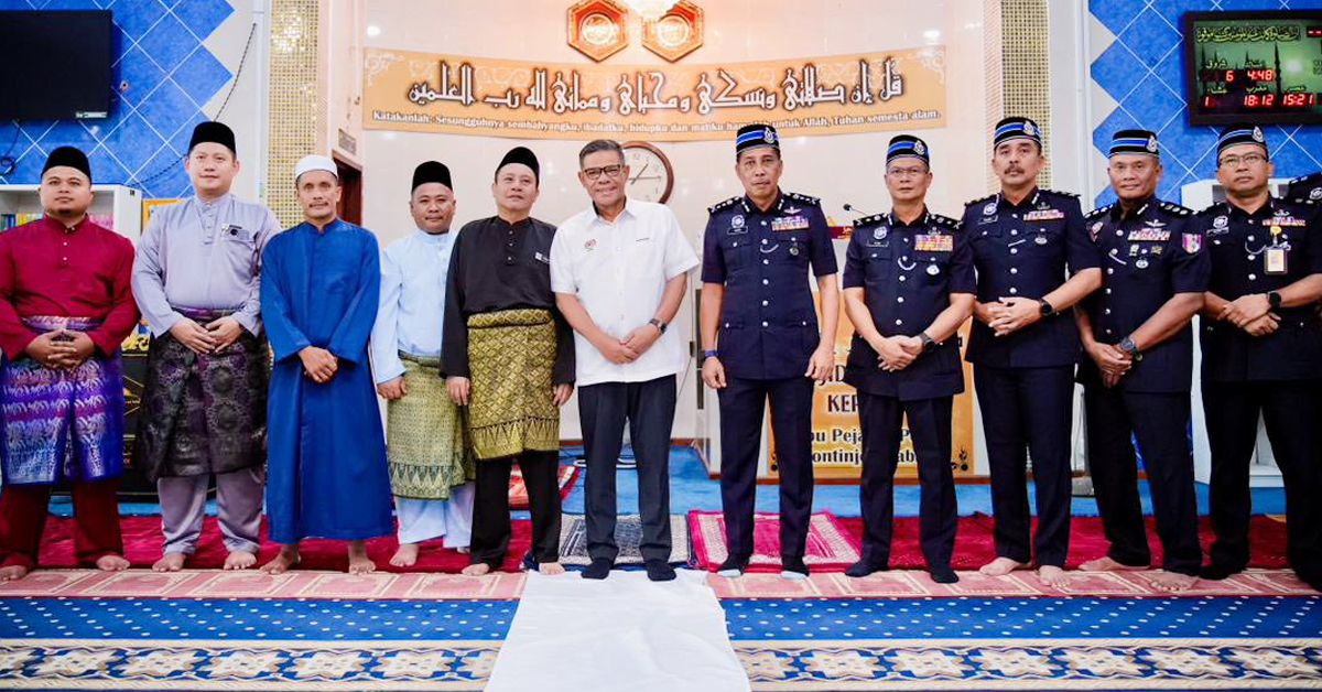 赛夫丁(中)在沙巴州警察总部移交援助金及援助品予水灾灾民后合照。