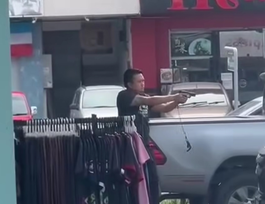 一名警察持枪站在嫌犯货卡前戒备。