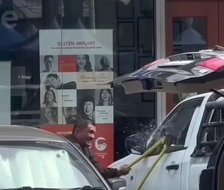 另一名警察用大铁剪砸破嫌犯车窗。