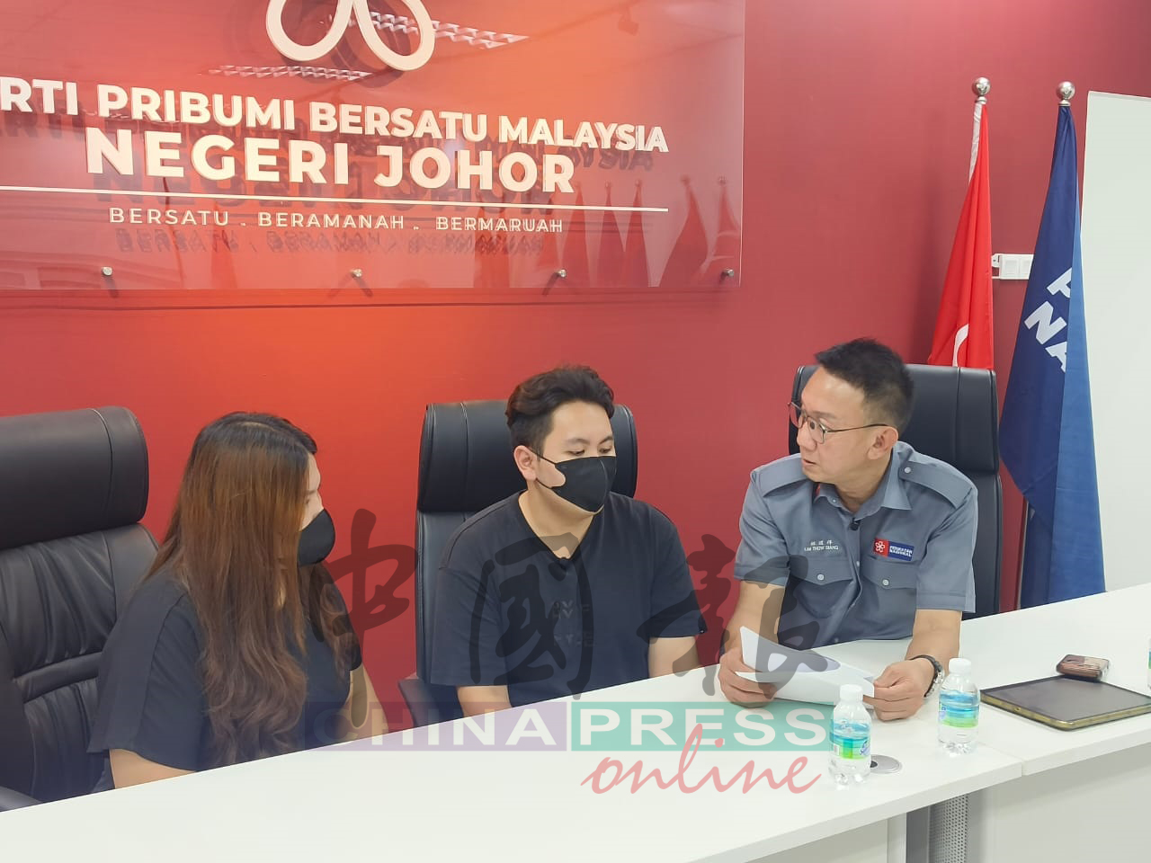 周姓青年(中)在姐姐(左起)和林道祥陪同下阐述事件经过,并对自己的行为感到懊悔。