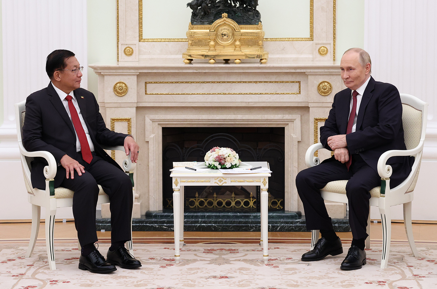 俄罗斯总统普汀（右）周四（9月25日）在莫斯科与到访的缅甸军政府领导人敏昂莱举行会谈，讨论加强双边外交、国防、能源和投资等领域的合作。（欧新社）