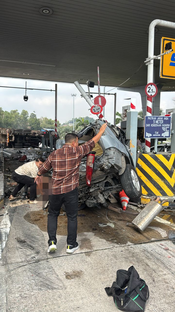 收费站前恐怖车祸 4车连环撞 小童惨死