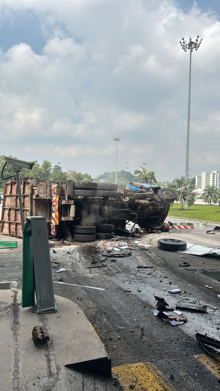 收费站前恐怖车祸 4车连环撞 小童惨死