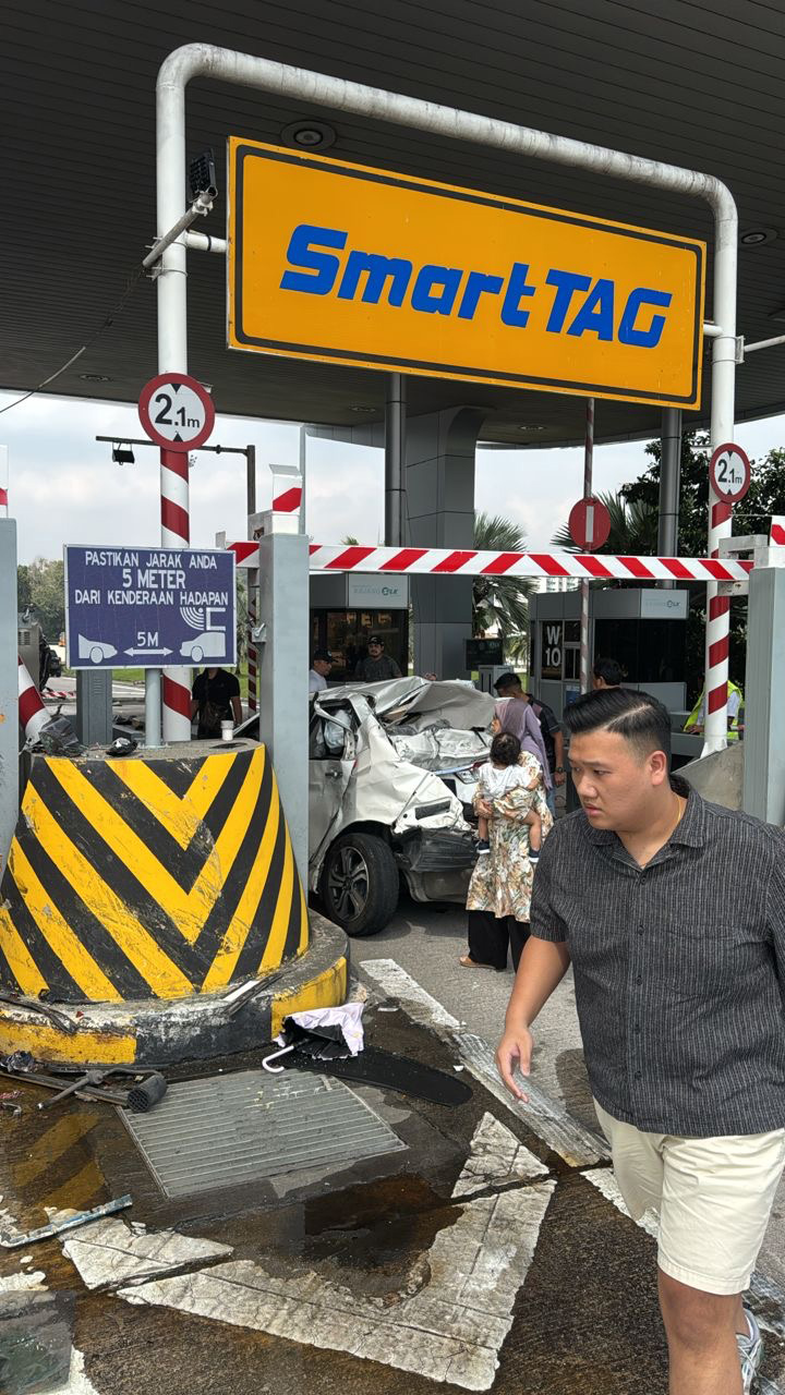 收费站前恐怖车祸 4车连环撞 小童惨死