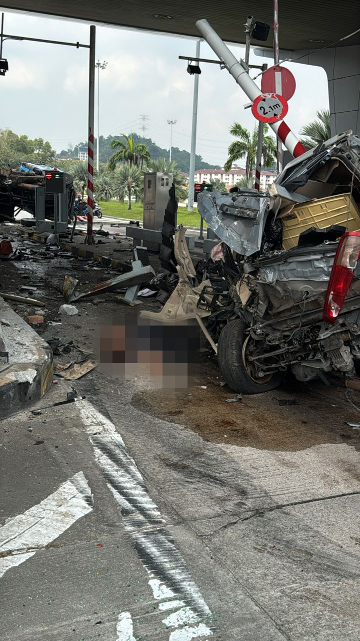 收费站前恐怖车祸 4车连环撞 小童惨死