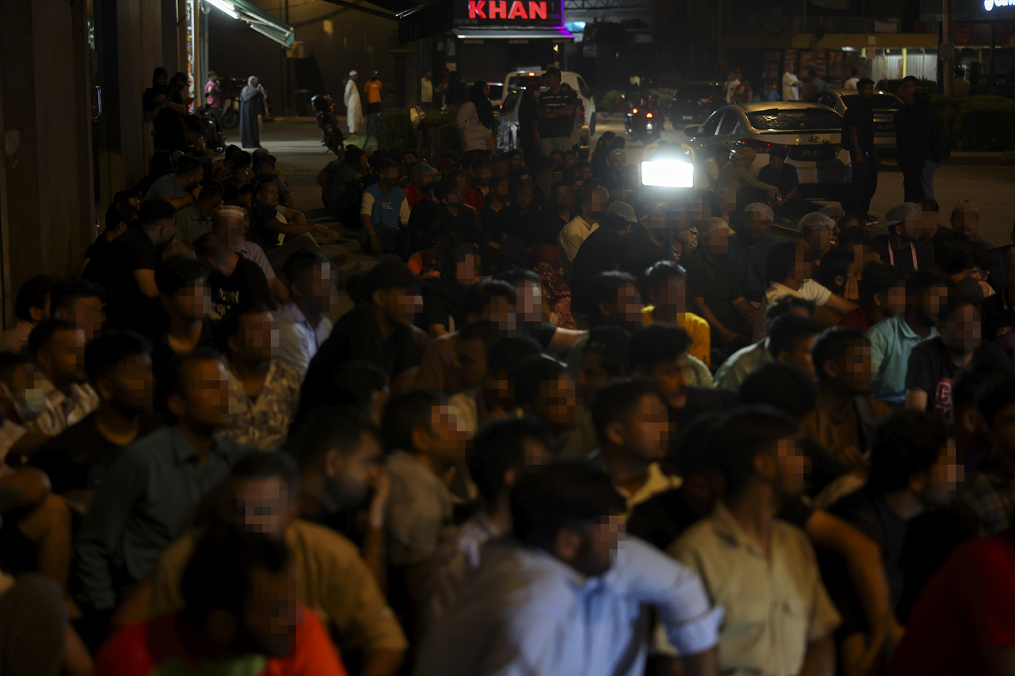 移民局官员到场展开突击行动，逮捕196人。