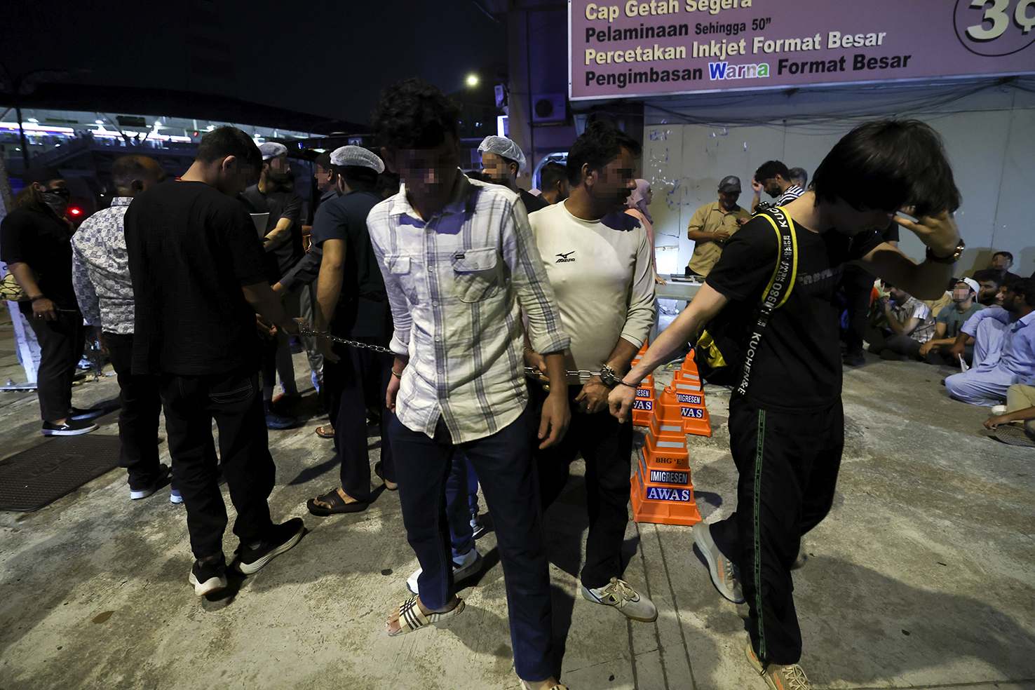 官员将196名嫌犯带返总部进一步调查。