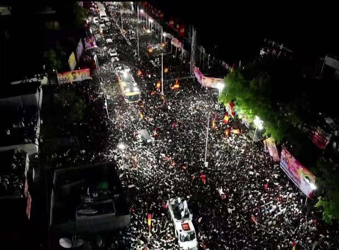 造势活动现场挤满人潮。