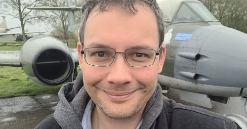 英男发辱骂哈马斯表情包 深夜遭警带走调查