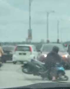 迈薇擦撞摩哆，导致骑士连人带摩哆失控翻覆。