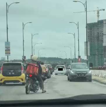 迈薇轿车酿祸后，直接踩油门逆行逃离。
