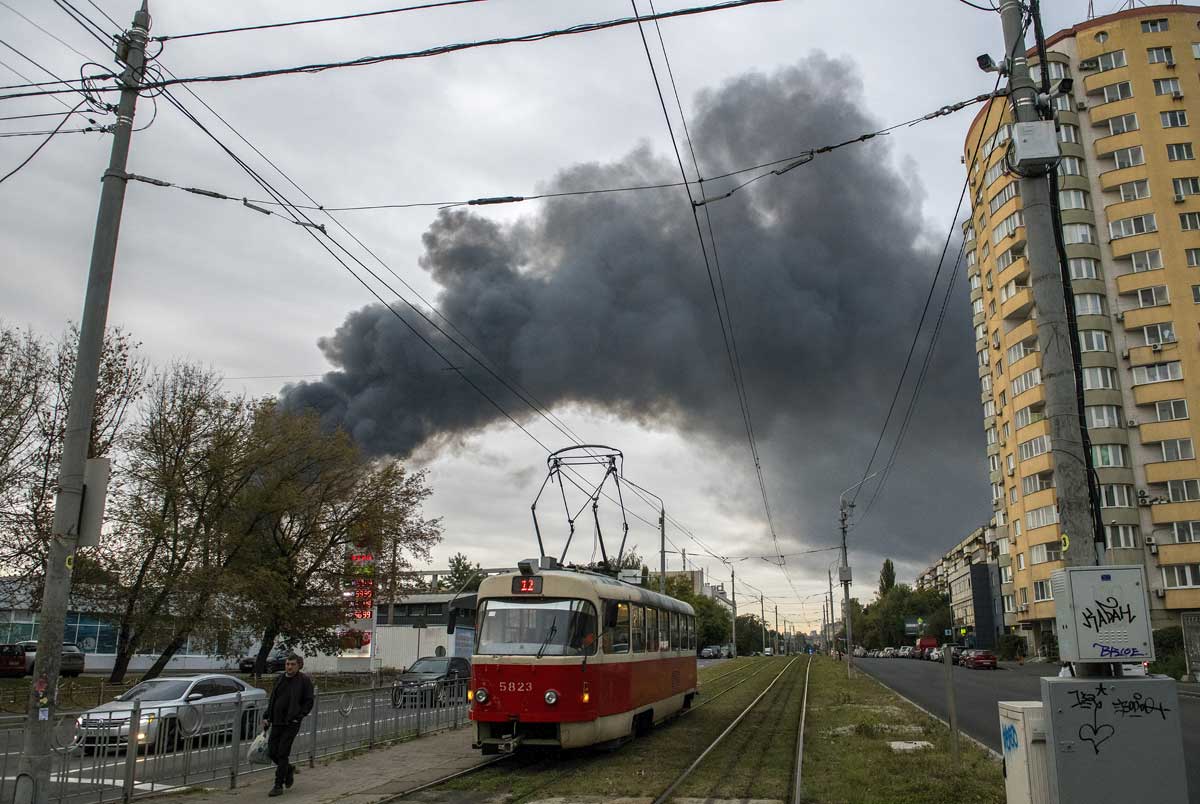 基辅周日遭空袭后，浓烟冲天。（欧新社）