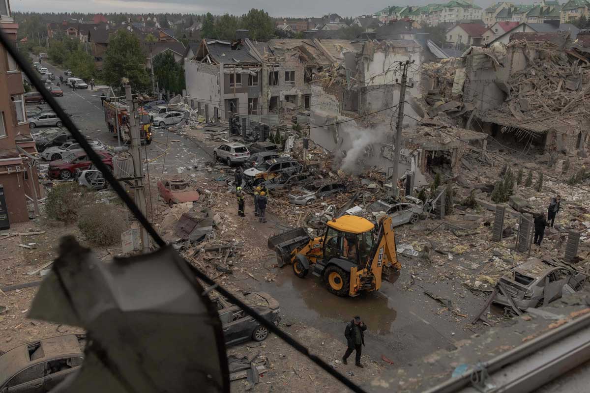 基辅郊区一个住宅区的房子，遭空袭摧毁。（法新社）