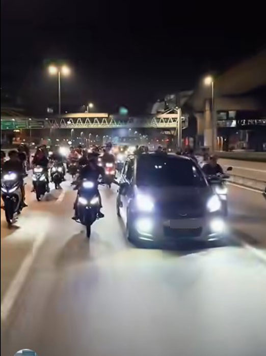 其中一名摩哆骑士情绪十分激动，在轿车仍在驾驶的状态下企图开车门。