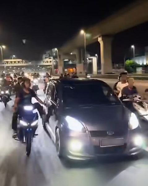 摩哆骑士踢踹车门，还做势向轿车司机挥拳。