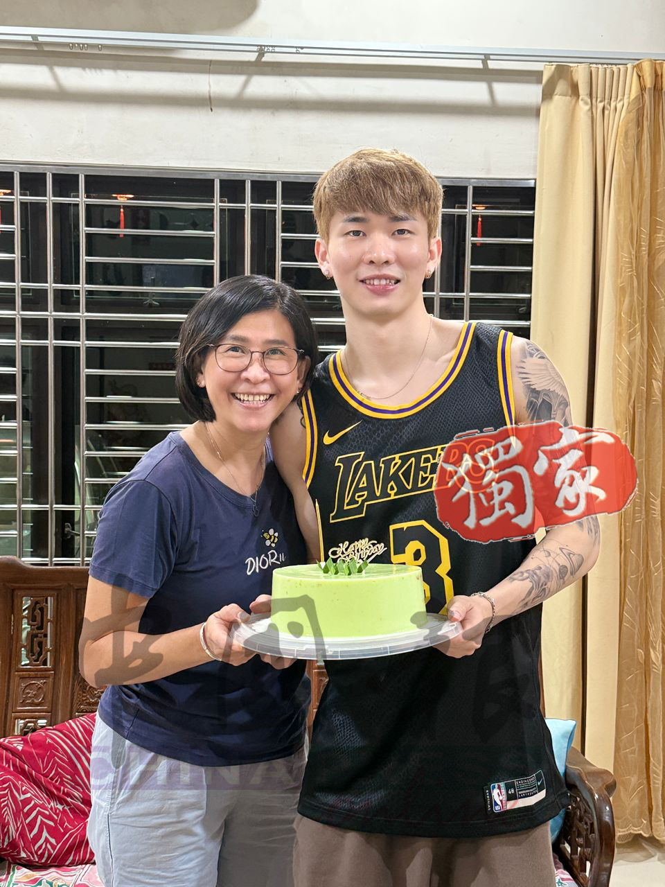 陈堂杰（右起）与母亲曾国秀合影，手中蛋糕承载家的味道。