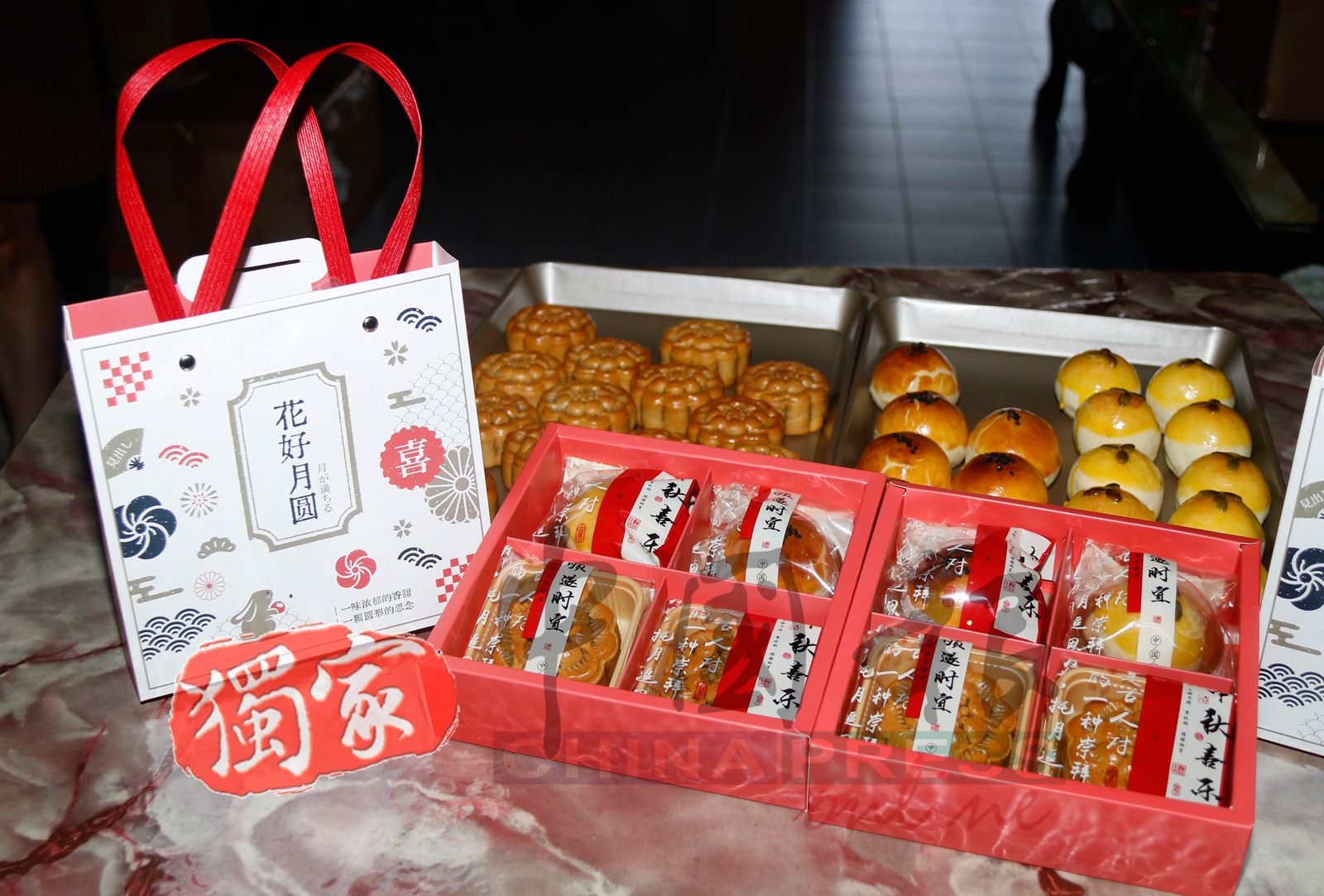 曾国秀中秋制作的迷你月饼，有翡翠、莲蓉与豆沙口味。