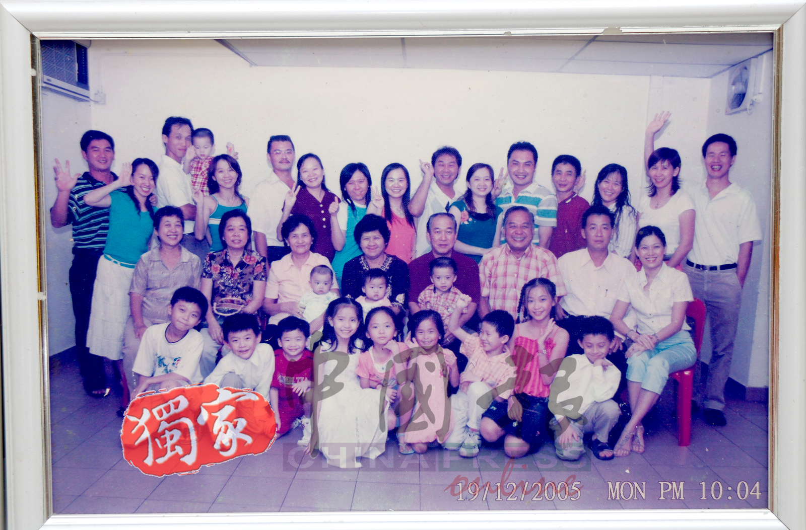 在大家庭中成长的陈堂杰(前排右3)自小性格活泼、好动。