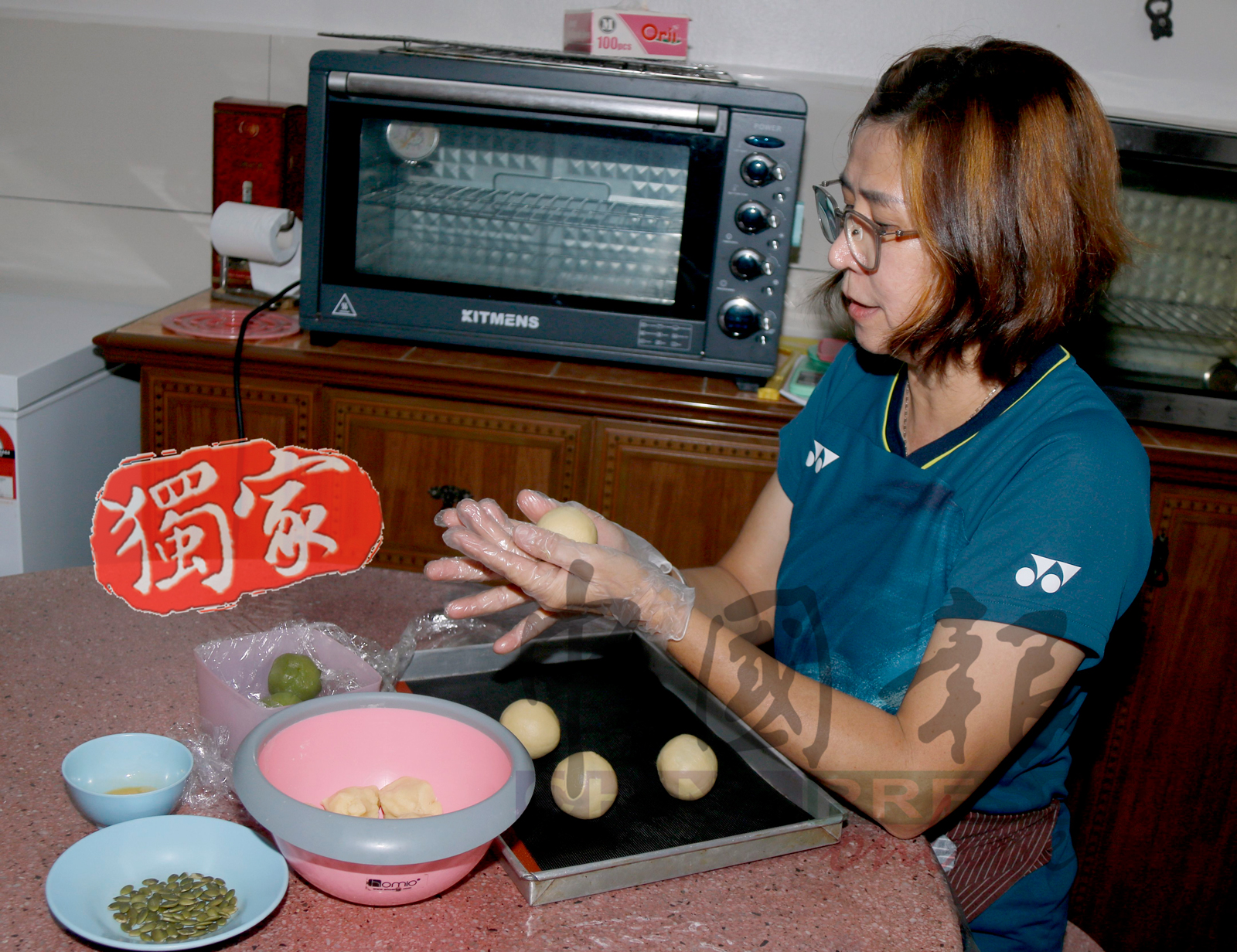 曾国秀自新冠疫情起爱上烘焙，会依佳节制作各式糕饼。