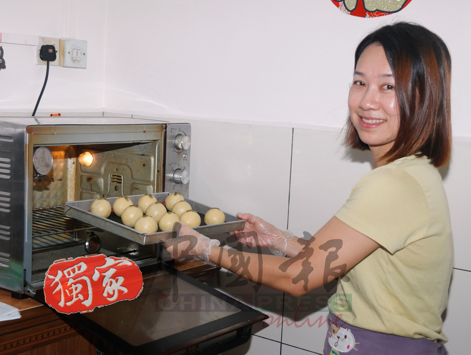 曾国芬与姐姐组成姐妹拍档，在叔叔家开设小烘焙坊，主打制作健康甜点与糕饼。