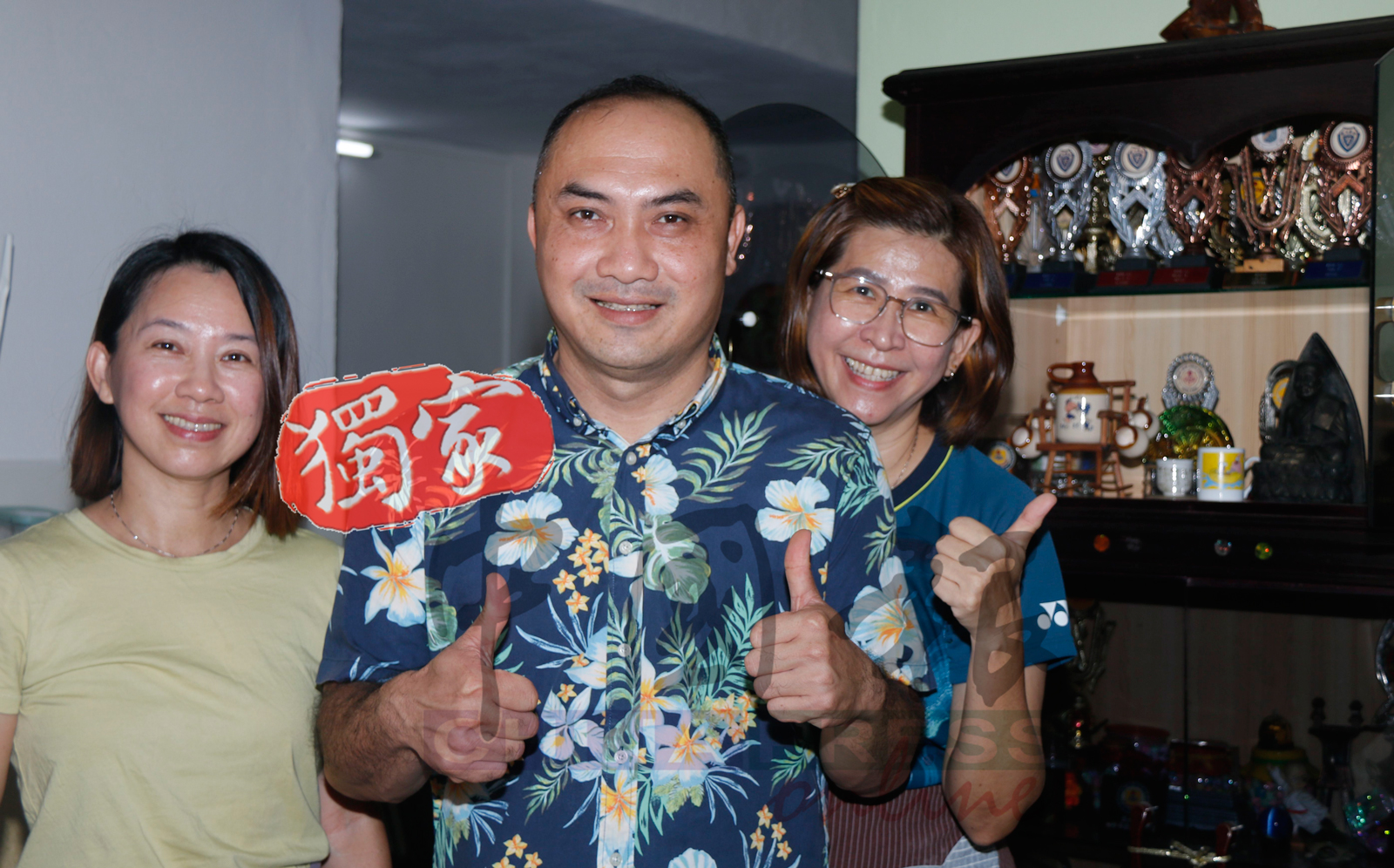 曾国秀（右）分享，堂杰儿时受曾国祥（中）影响而爱上打球。左为曾国芬。