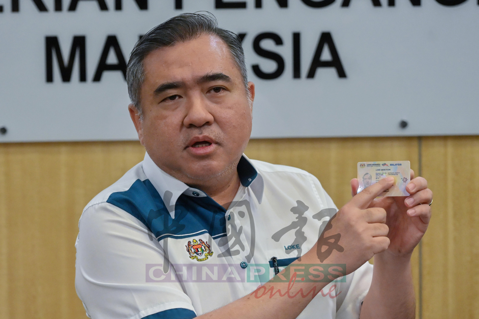 陆兆福展示驾照。