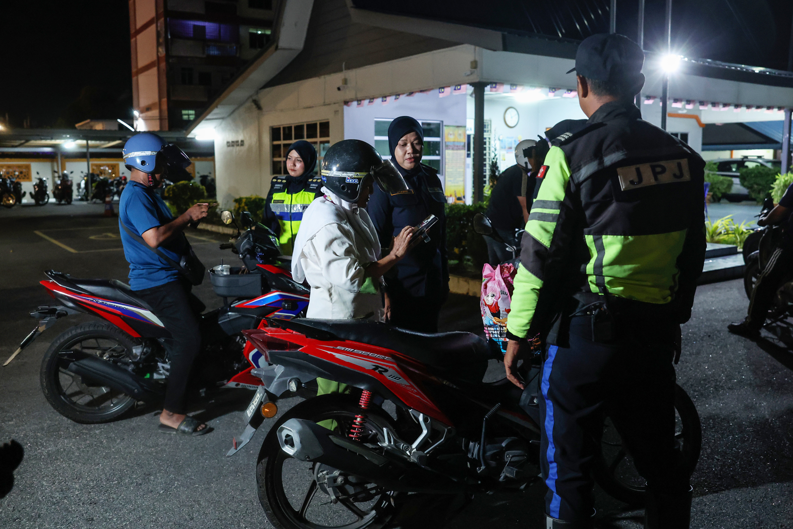 陆路交通局执法组昨晚在哥打峇鲁展开突击行动。