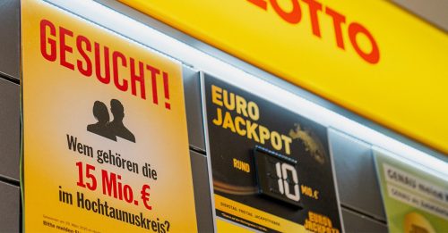 德男口袋翻出旧彩券 惊喜兑中7557万奖金