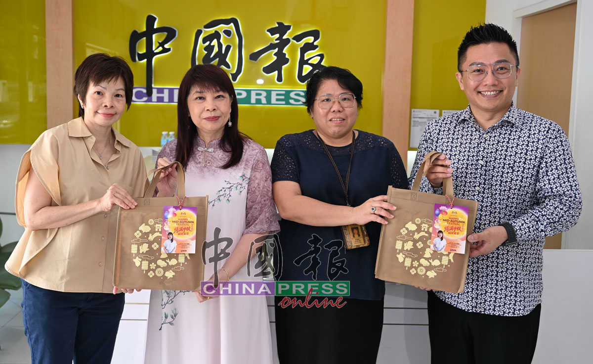 林慧英（左2）到《中国报》派送月饼；左为谭翠凤，右起为林瑞光和李佩佩。