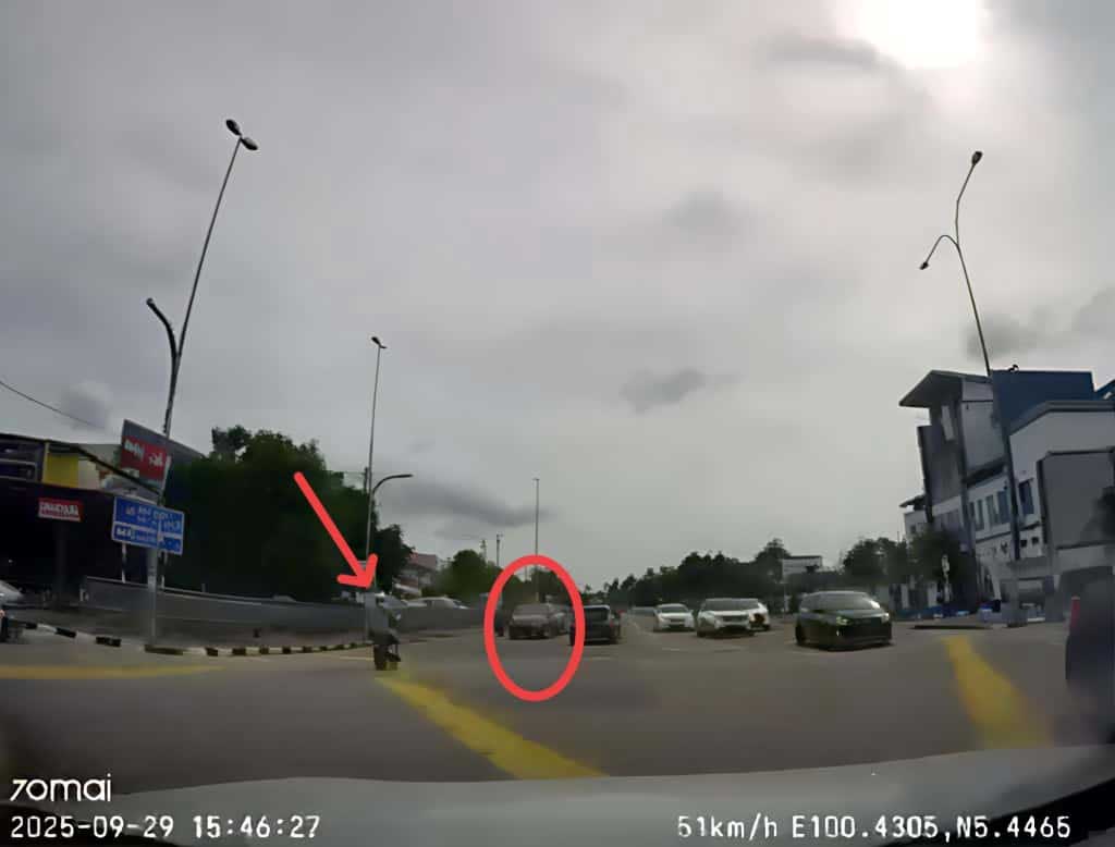 轿车（红圈处）从另一个方向逆向驶来，撞上正在骑行的华裔骑士（箭头处）。