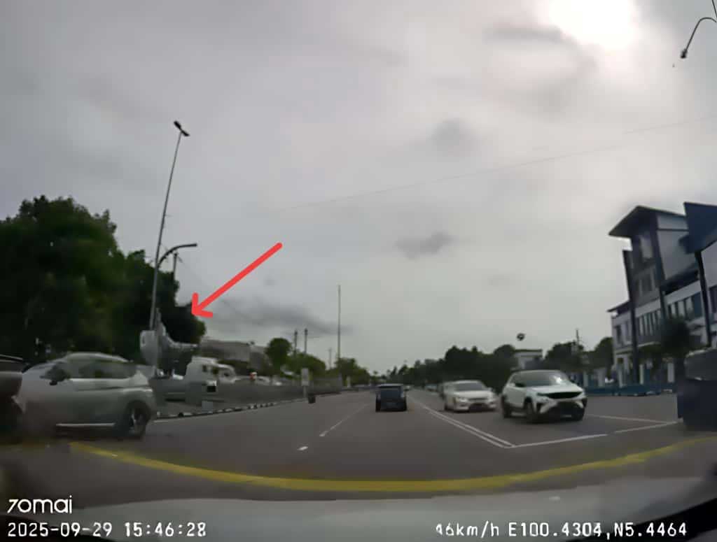 骑士被撞，连人带头盔飞起。