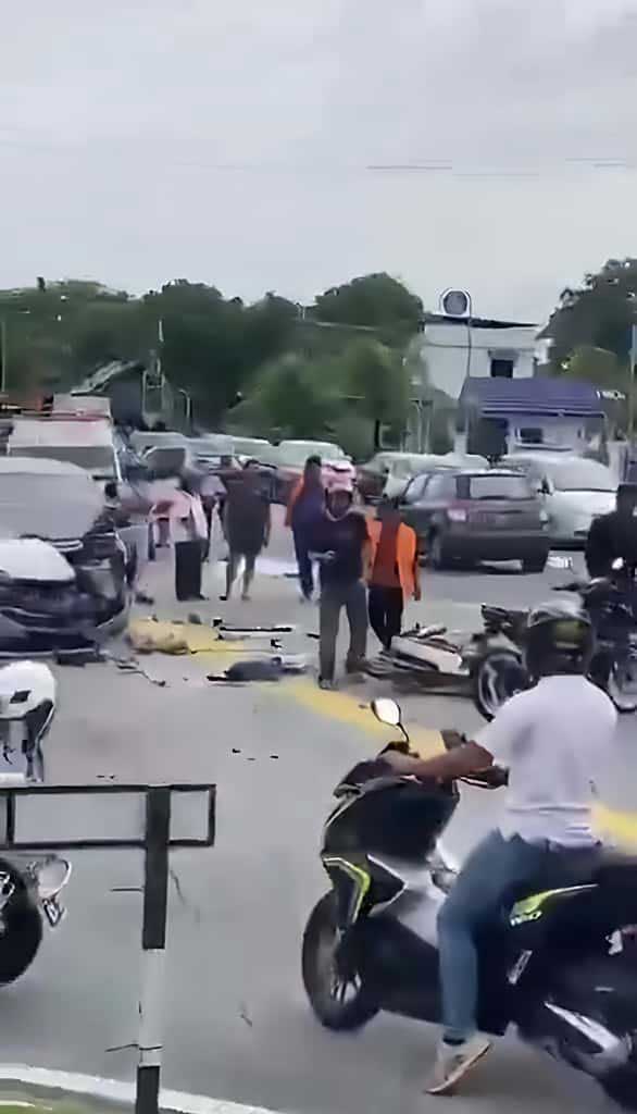 车祸后现场一片狼藉，肇事司机车头损坏，华裔骑士当场死亡。