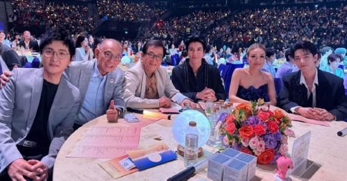 成龙杨受成秒变粉丝 争相搂肩合影肖战