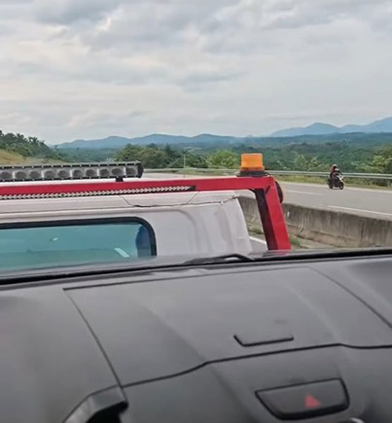 画面一转，原来是该轿车其实已故障，正被拖车罗厘运载。