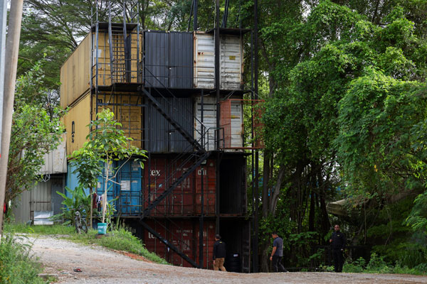 存放轮胎的集装箱垂直排列，高达四层楼。（马新社）