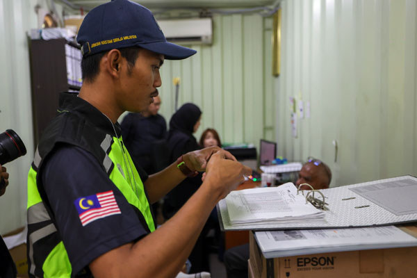 多家不法公司涉嫌走私轮胎和伪造出入口文件。（马新社）