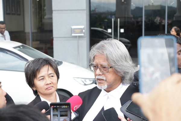 吴佩霓（左）及蓝星接受媒体访问。