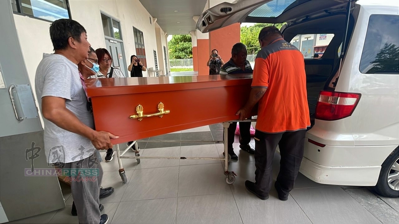 死者谢思薇遗体被送上灵车后，直接送往火化场火化，并没设灵治丧。
