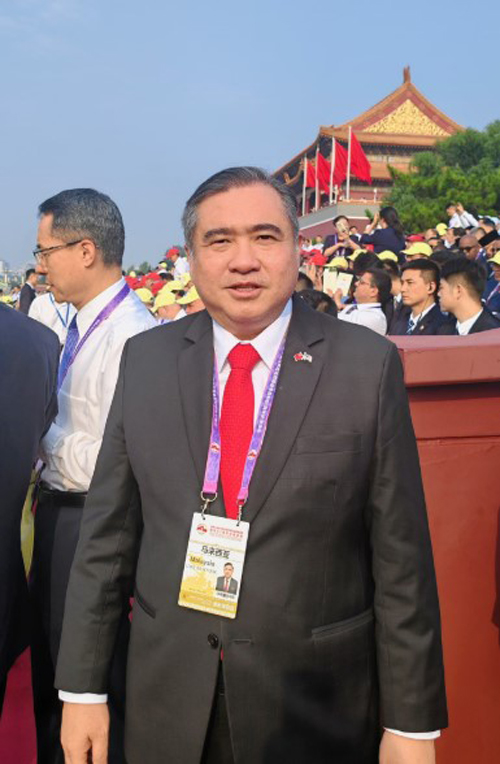 陆兆福出席“纪念中国人民抗日战争暨世界反法西斯战争胜利80周年纪念”大阅兵。