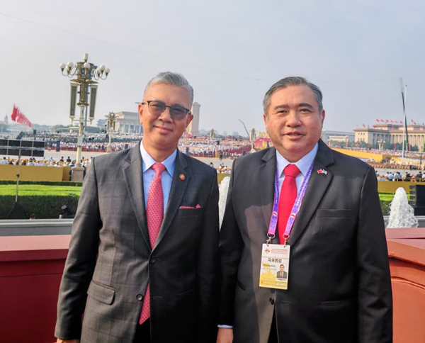 GN250903WPK09
陆兆福（右）与投资、贸易及工业部长拿督斯里东姑扎夫鲁合照。