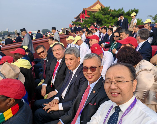 纪念抗战胜利80周年 | 陆兆福见证903大阅兵 “这是巩固世界和平 的重要时刻”