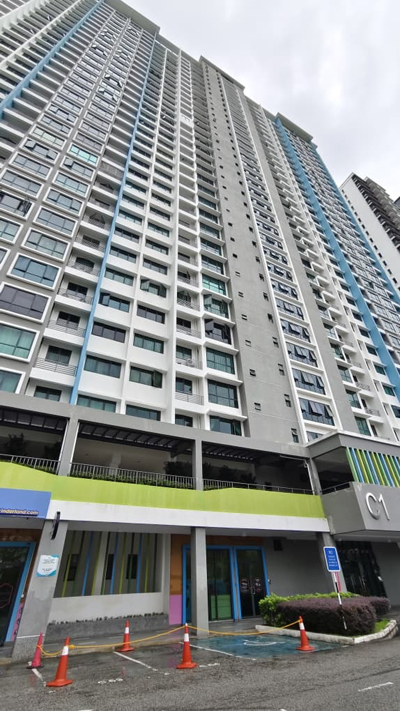 华裔孕妇身穿动漫服，头戴红色假发，从住家28楼高坠下轻生。


