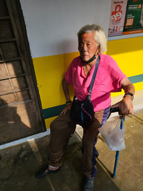 老妇张瑞芳今早在雪州万挠被一名店主发现。