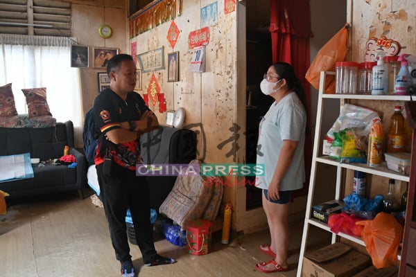 女儿林丽雯(右)周四(4日)下午联同志消队主席林胜鸿回到玻璃口住家了解。