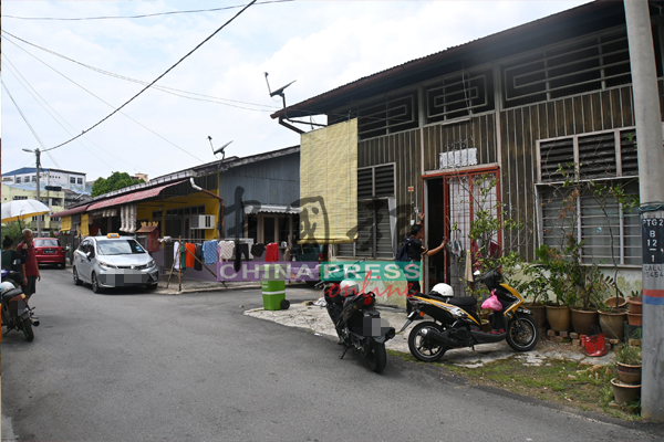 玻璃口新村发生了惊人的被两名陌生男子拐带案件,右为张婆婆家。