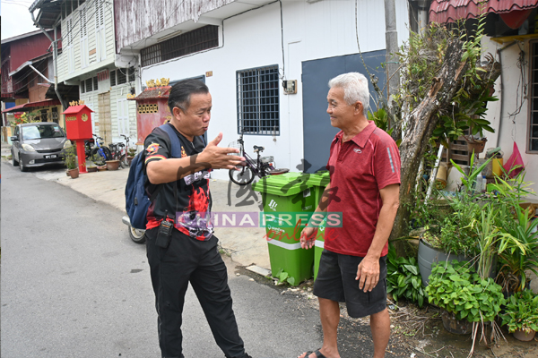 林胜鸿(左)感谢陈先生提供闭路电视视频,以知道老夫人被人拐走。