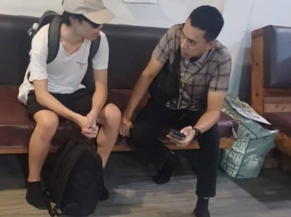 大卫巴里松(白衣者)于周四(4日)被平安寻获。