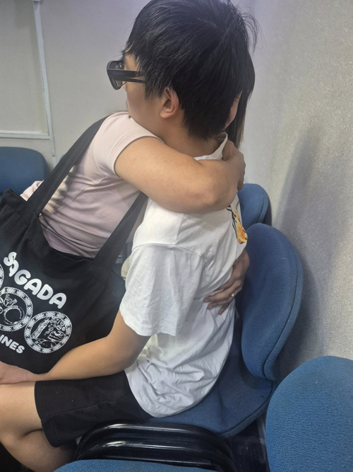 米勒娃见到爱儿后喜极而泣，紧紧抱住大卫巴里松。