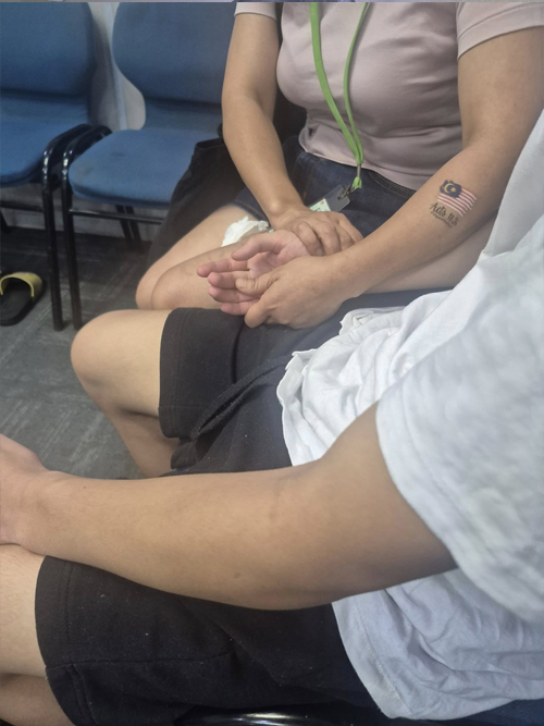 米勒娃牵着大卫巴里松的手，同时陪伴他到警局录取口供。